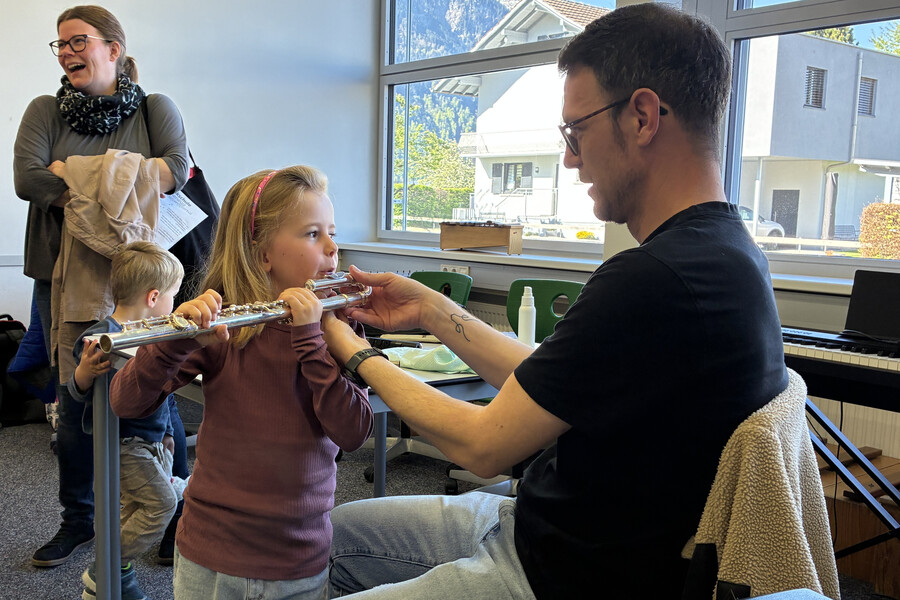 ein Mädchen probiert die Querflöte aus