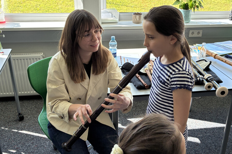 Töne auf der Blockflöte mit Hilfe der Lehrerin
