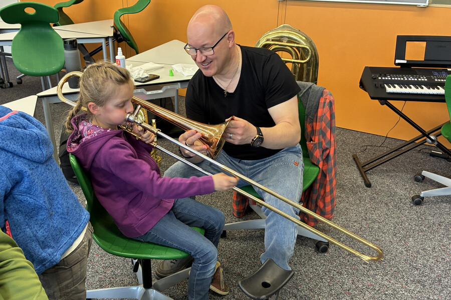 Mädchen versucht sich an der Posaune