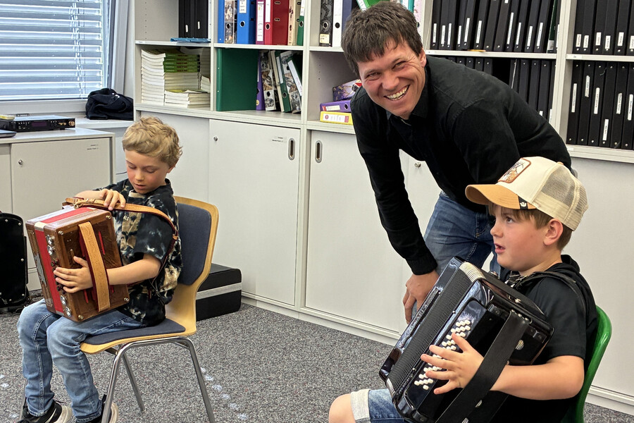 zwei Jungs, zwei Instrumente, ein Lehrer