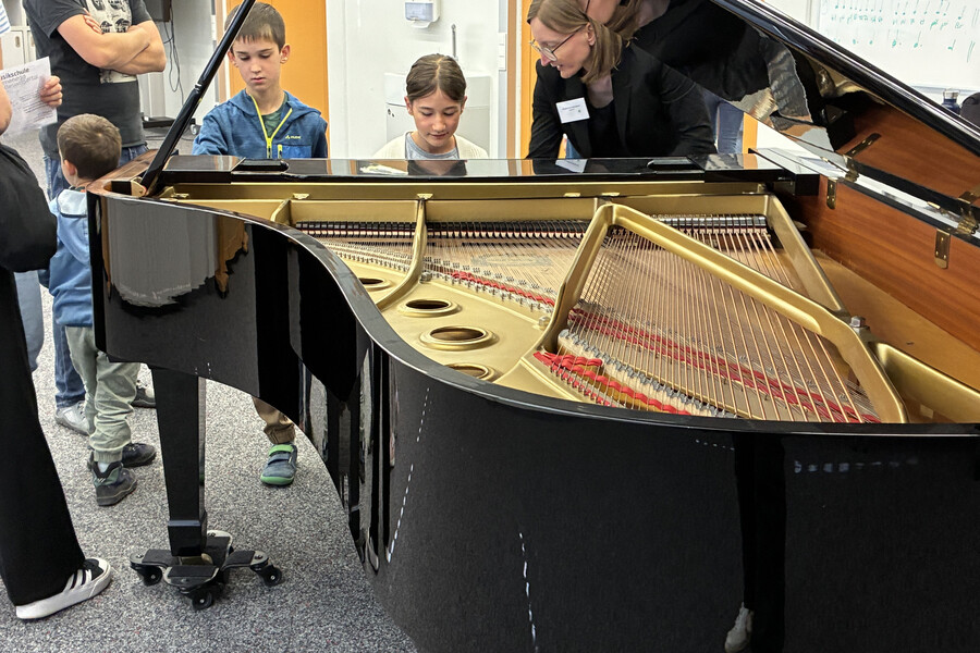ganz konzentriert am Flügel