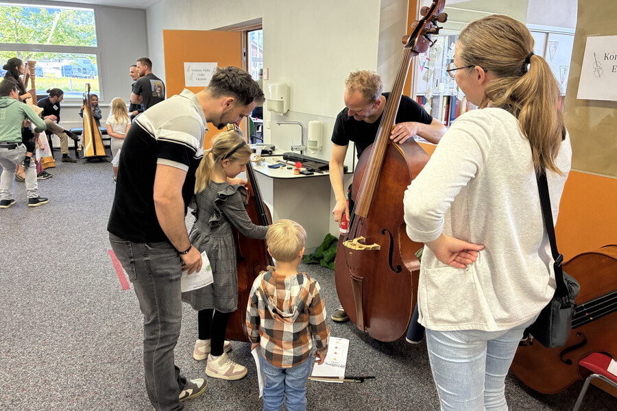 auch hier wird kräftig am Bass gezupft